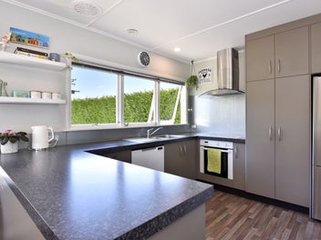 Lifestyle Retreat with Pool, Hot Tub & Orchard