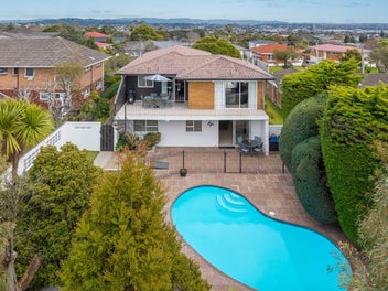 Must Be Sold – Spacious Family Living with Poo...