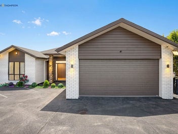 HOME & GRANNY! Single Level Stunner!