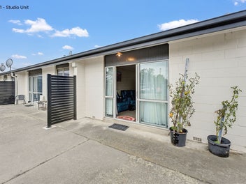 5 UNIT COMPLEX - YOUR NEXT INVESTMENT!