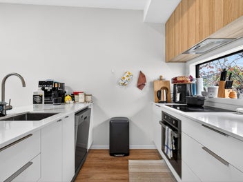 Smart Buy, Strong Location