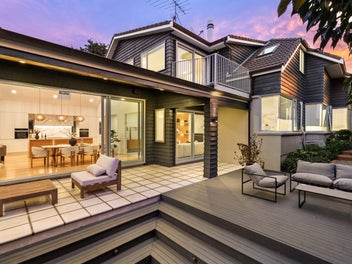 Big, brick and cedar. Superb DGZ family living