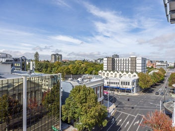 Modern 2-Bedroom Apt at Queen ST - Prime Location