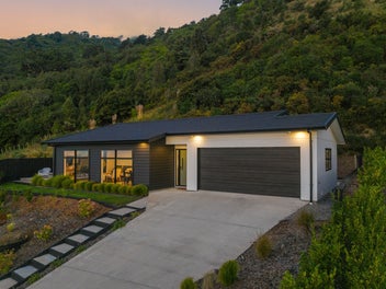 COASTAL VIEWS. ZERO FUSS.