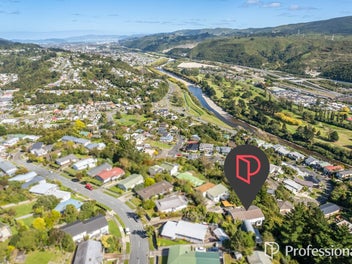 Large Family Living. Stunning Valley Views