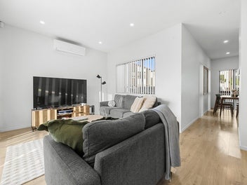 Standalone, corner, 2 ensuites - Bring all offers