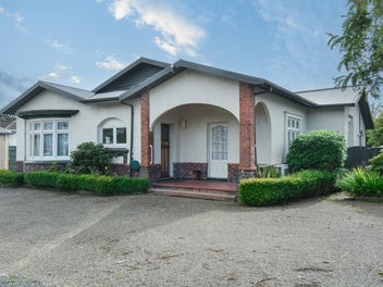 Close to Queens Park and City Centre