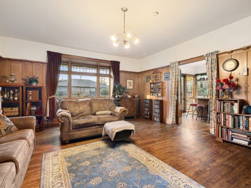 Break free and make your move on Queen St | MRZ