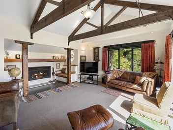 CHARMING AND IDYLLIC LIFESTYLE RETREAT!