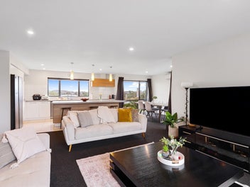 Modern Living Facing the Reserve