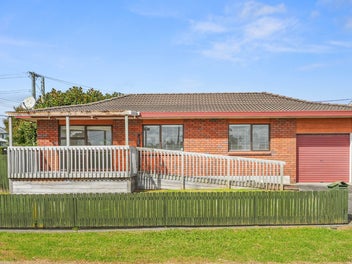 EASY LIVING IN CLASSIC BRICK & TILE