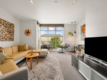 IMMACULATE, LOCATION, GARAGING