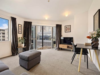 Freehold Parnell Living with Car Park – Top Fl...