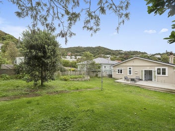 SUNNY KARORI CLASSIC IN A QUIET STREET