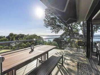 Absolute Waterfront - Lifestyle & Views on 1421sqm