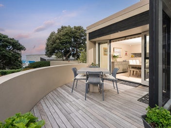 LARGE & LUXURIOUS ON HOBSON STREET