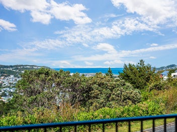 STYLISH, SPACIOUS, SUNNY - EASY LIVING