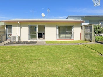 GREAT STARTER IN FAB LOCATION