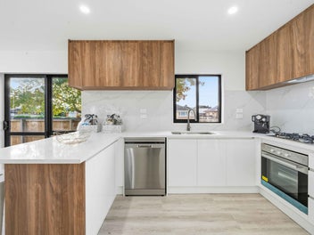 Rare Find in Papatoetoe- 4 BEDROOMS & 4 BATHROOMS
