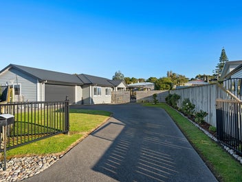 BEAUTIFULLY PRESENTED, LIGHT FILLED HOME!