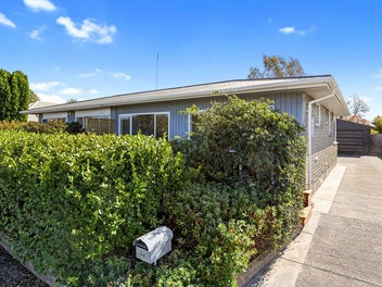 OUT OF TOWN VENDORS WANT SOLD!