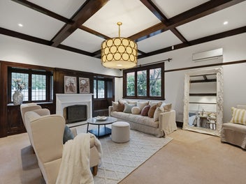 Luxury Upgraded Living in Double Grammar Zone