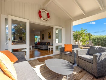 Big on charm, bold on presence!