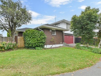 Spacious 140m2 Townhouse - Popular Location!