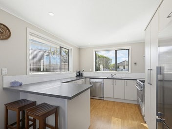 SECURE. SINGLE LEVEL. 4 BEDS – RV $1,090,000