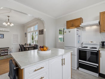 Spacious Living & Garaging