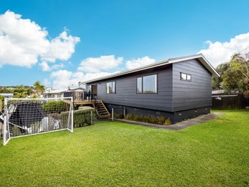 Red Beach Beauty: Modern & Move-In Ready!