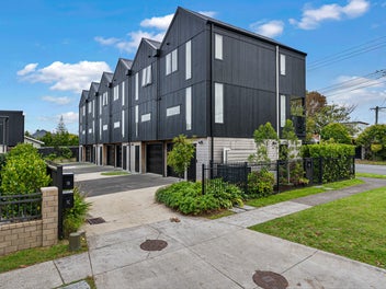 Modern & Stylish incl Garaging - Freehold