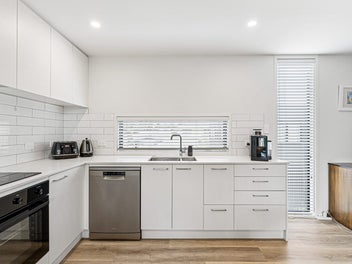 Modern & Stylish incl Garaging - Freehold