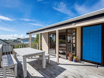 SUNNY STARTER HOME - WITH GARAGE & GARDEN