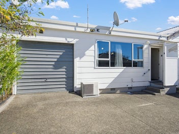 Easy-Care Living in Richmond!