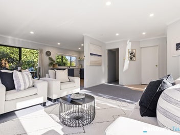 Stay Close. Play & Escape.