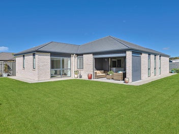 Modern Living in Sought -After Poraiti