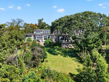 Historic Lakefront Estate - Becroft House