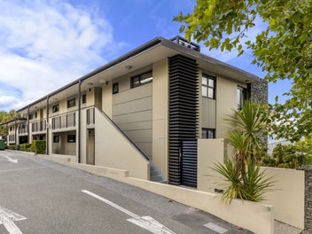 Central Queenstown Apartment