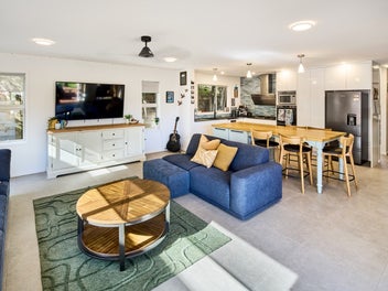 Modern Open Plan - Rare lift access