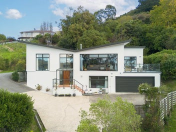 Elevated living with harbour and peninsula views