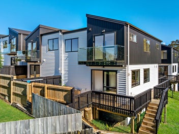 Freehold 4 Bedrooms Duplex & Extra Parking