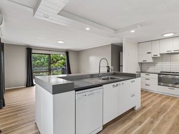 Spacious retreat with stunning Brynderwyn views