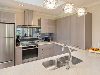 Vendor downsizing, leaving quality ex-show home