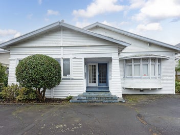 Spacious 5bed 1920s Bungalow - 265sqm Beauty!