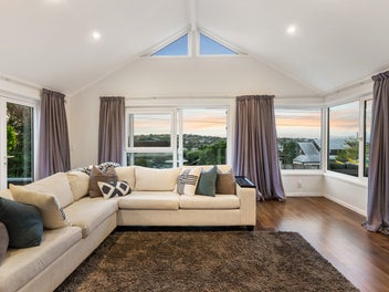 NEAR NEW STYLE - FREEHOLD COASTAL LIVING