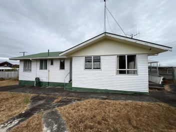 PRICE INCLUDES HOUSE + SHIFT* Spacious 3 Bedroom