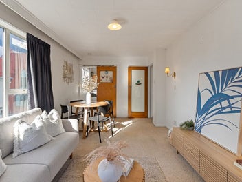 CITY FRINGE LIVING - GARAGE INCLUDED