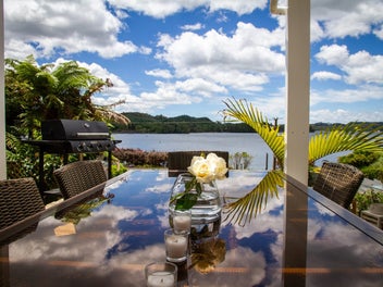 Charming, modern home with panoramic Lake views