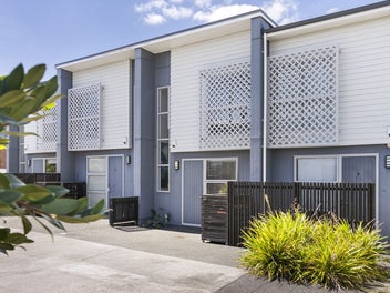 Coastal Catalina Living - 2 Heat Pumps!